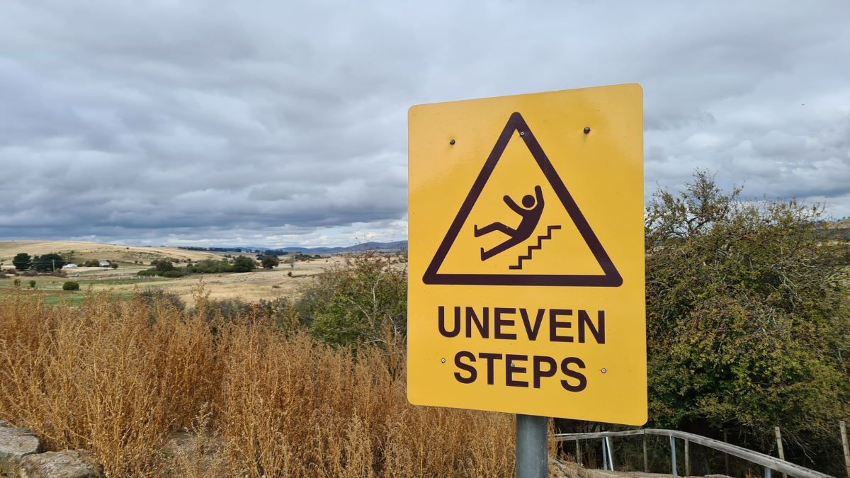 Uneven step sign to avoid slip and fall accidents.